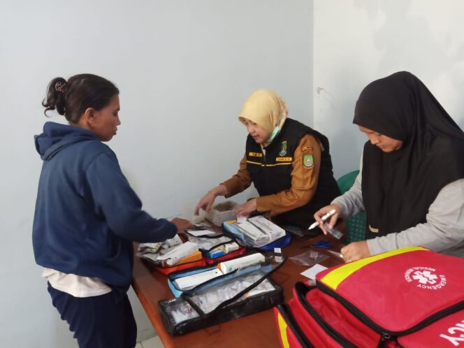 
 Tim Dokter dan Nakes dari Puskesmas Baja Periksa Kesehatan Warga terdampak Banjir. Foto: ist
