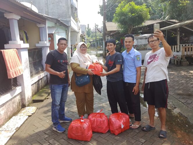 
 Bantuan Makanan Siap Saji dari Dinsos diterima oleh Sekretaris dan Bendahara RW 016 Kelurahan Uwung Jaya Kecamatan Cibodas Kota Tangerang. Foto: ist