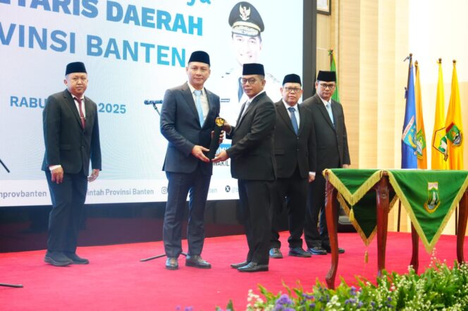 
 Gubernur Banten Andra Soni saat Melantik Deden Apriandhi Hartawan sebagai Sekretaris Daerah Provinsi Banten. Foto: ist