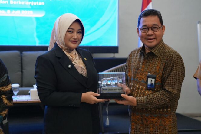 
 Anggota Komisi XI DPR RI Daerah Pemilihan Banten II, Annisa Mahesa, saat menjadi narasumber dalam Workshop Evaluasi Pengelolaan Keuangan dan Pembangunan Desa. Foto: Imam DJM 