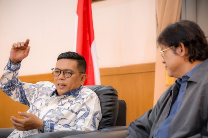
 Gubernur Banten Andra Soni bersama Duta Baca Indonesia Gol A Gong.Foto: ist