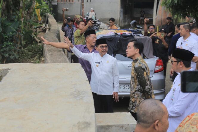 
 Wali Kota Tangerang Sachrudin dampingi Wakil Presiden Republik Indonesia, Gibran Rakabuming Raka, meninjau langsung Komplek Ciledug Indah, Kecamatan Karang Tengah yang beberapa waktu lalu banjir. Foto: ist