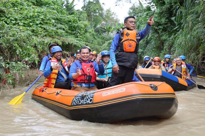
 Gubernur Banten Andra Soni saat Arung Kali Cibanten 2025 bersama Komunitas Peduli Sungai Banten, Selasa (15/7/2025). Foto: ist