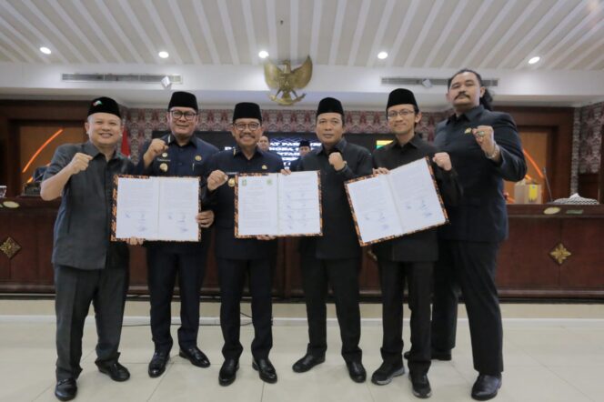 
 Wali Kota Tangerang Sachrudin bersama Pimpinan DPRD saat Rapat Paripurna DPRD Kota Tangerang. Foto: ist