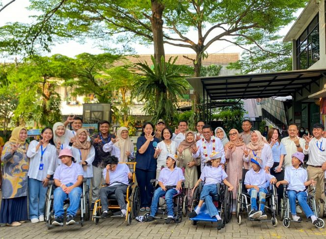 
 Gubernur Banten Andra Soni saat melakukan Pembinaan dan Penutupan Masa Pengenalan Lingkungan Sekolah (MPLS) dan Penyerahan Buku Tabungan Program Sekolah Gratis di SMA Nusantara Plus, Ciputat, Kota Tangerang Selatan. Foto: ist