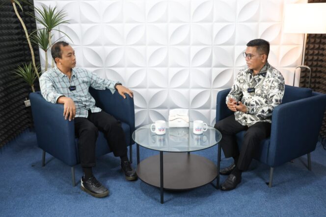 
 Andra Soni saat menjadi pembicara pada Podcast Satelit News yang dipandu oleh Muhammad Fahmi di Kota Tangerang. Foto: ist