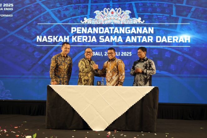 
 Gubernur Banten Andra Soni saat melakukan penandatanganan Memorandum of Understanding (MoU) atau Nota Kesepahaman dengan Provinsi Sulawesi Barat (Sulbar) terkait dengan pengiriman transmigran. Foto: ist