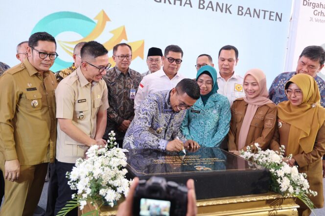 
 Gubernur Banten Andra Soni Meresmikan Grha Bank Banten, Kantor Pusat PT Bank Pembangunan Daerah Banten Tbk (Bank Banten) di Jalan Veteran No. 4 Kota Serang, Selasa (29/7/2025). Foto: ist