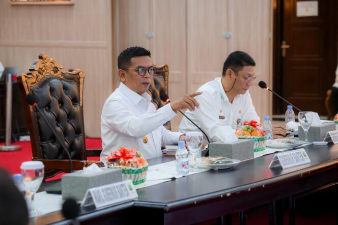
 Gubernur Banten Andra Soni saat memimpin Rapat Pimpinan bersama para Kepala OPD dilingkup Pemprov Banten. Foto: ist