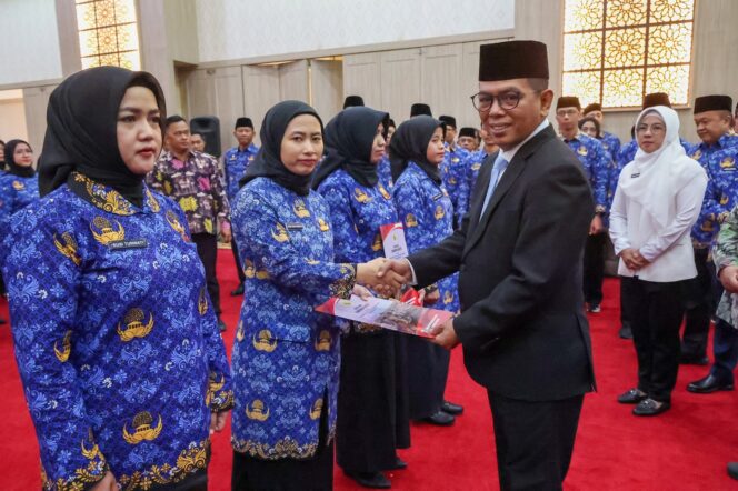 
 Gubernur Banten Andra Soni menyerahkan 9.709 Surat Keputusan (SK) Pengangkatan Pegawai Pemerintah Dengan Perjanjian Kerja (PPPK) Pemerintah Provinsi (Pemprov) Banten di Pendopo Gubernur Banten. Foto: ist