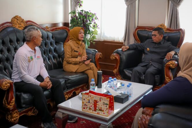 
 Gubernur Banten Andra Soni Didampingi Kepala Dinkes Banten, Ati Pramudji Hastuti saat menerima Kunjungan Perhimpunan Orang Tua Penderita Thalasemia Indonesia (POPTI). Foto: ist