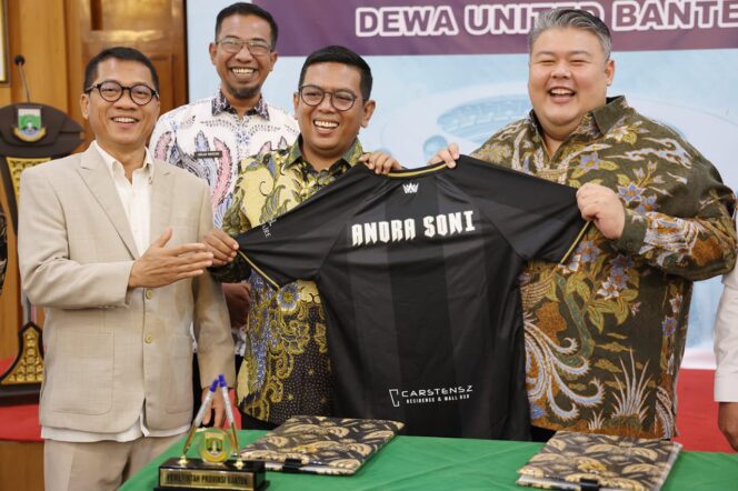 
 Gubernur Banten Andra Soni Menerima Jersey Dewa United Banten FC, Disela-sela Penandatanganan Nota Kesepahaman atau Memorandum of Understanding (MoU) dengan Presiden Dewa United Banten FC Ardian Satya Negara. Foto: ist