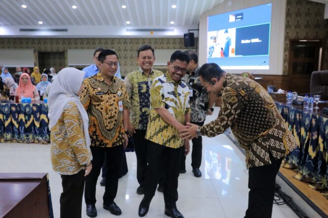 
 Wali Kota Tangerang Sachrudin saat Membuka Rapat Koordinasi BLUD Kota Tangerang yang digelar di Ruang Akhlakul Karimah, Pusat Pemerintahan Kota Tangerang. Foto: ist