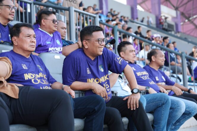 
 Gubernur Banten Andra Soni dan Bupati Tangerang Moch Maesyal Rasyid saksikan laga sepak bola profesional, Match Day BRI Super League 2025/2026 antara Persita Tangerang melawan Persebaya Surabaya di Indomilk Arena Stadium. Foto: adpimpro 