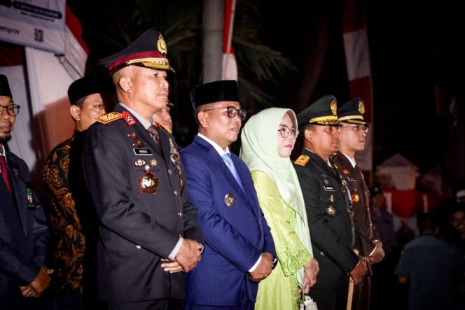 
 Gubernur Banten Andra Soni saat mengikuti Upacara Taptu dan Pelepasan Pawai Obor dalam Rangka Hari Ulang Tahun ke - 80 Kemerdekan Republik Indonesia di Depan Gedung Negara Provinsi Banten. Foto: adpimpro 
