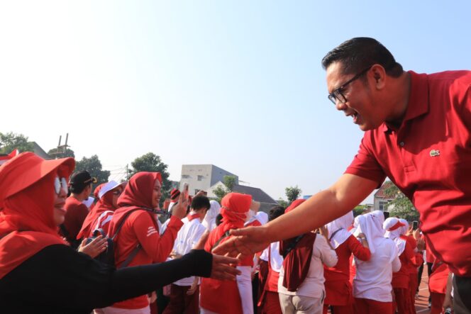 
 Wakil Wali Kota Tangerang, H. Maryono Hasan, saat menghadiri sekaligus melepas peserta gerak jalan santai dalam rangka Gebyar Kemerdekaan yang digelar di Kecamatan Periuk. Foto; ist