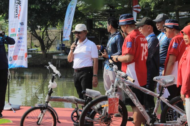 
 Wali Kota Tangerang Sachrudin saat Membuka Turnamen Mancing Merdeka yang digelar di Danau Kalpataru, Banjar Wijaya, Cipondoh. Foto: ist