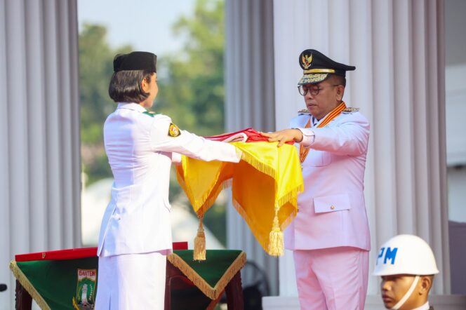 
 Gubernur Banten Andra Soni saat menyerahkan bendera kepada paskibraka saat upacara HUT RI di Pendopo Gubernur Banten. Foto: adpimpro 