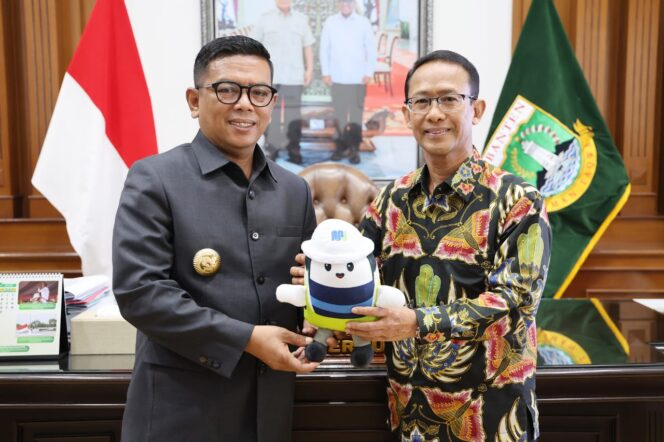 
 Gubernur Banten Andra Soni dan Direktur Utama PT MRT Jakarta (Perseroda) Tuhiyat. Foto: adpimpro 