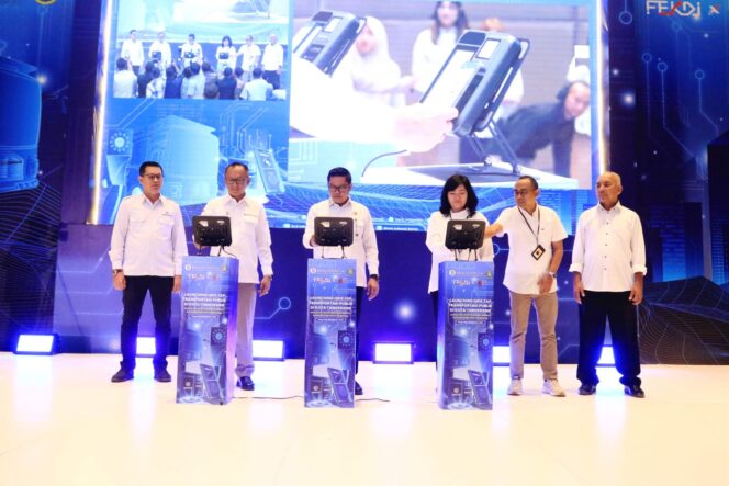 
 Wakil Wali Kota Tangerang Maryono Hasan Didampingi Kadishub Achmad Suhaely dan Dirut Perderoda TNG saat meluncurkan sistem pembayaran QRIS Tap di layanan Bus Trans Tangerang Ayo. Foto: ist