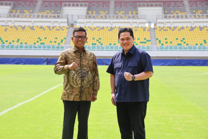 
 Gubernur Banten Andra Soni bersama Ketua Umum Persatuan Sepak Bola Seluruh Indonesia (PSSI) Erick Thohir saat meninjau sejumlah fasilitas di Stadion Internasional Banten atau Banten International Stadium (BIS). Foto: ist