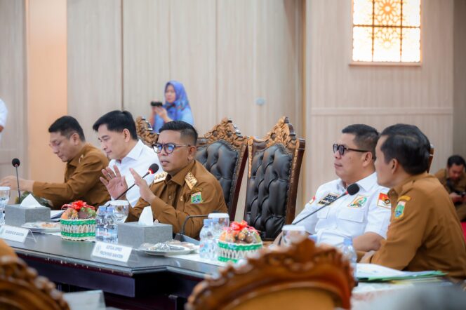 
 Gubernur Banten Andra Soni saat memimpin Rapat Koordinasi Pembangunan. Foto: ist