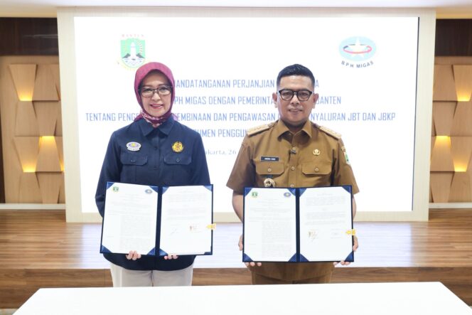
 Gubernur Banten Andra Soni dan Kepala BPH Migas Erika Retnowati saat penandatanganan MoU. Foto: ist