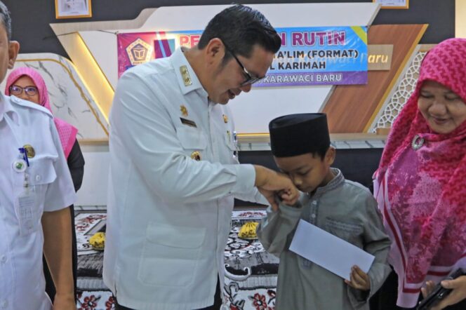 
 Wakil Wali Kota Tangerang Maryono Hasan saat memberikan Santunan Yatim. Foto: ist