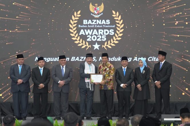 
 Asda 1 Provinsi Banten, Komarudin Mewakili Gubernur Banten Andra Soni menerima penghargaan Baznas Award 2025. Foto: ist