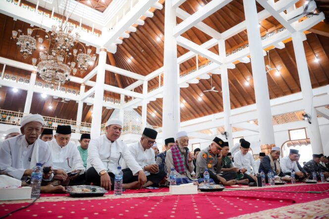 
 Gubernur Banten Andra Soni dan Kapolda Banten Brigjen Hengki saat Istigosah bersama yang dipimpin oleh Abuya Muhtadi di masjid Agung As-tsauroh, Kota Serang. Foto: ist