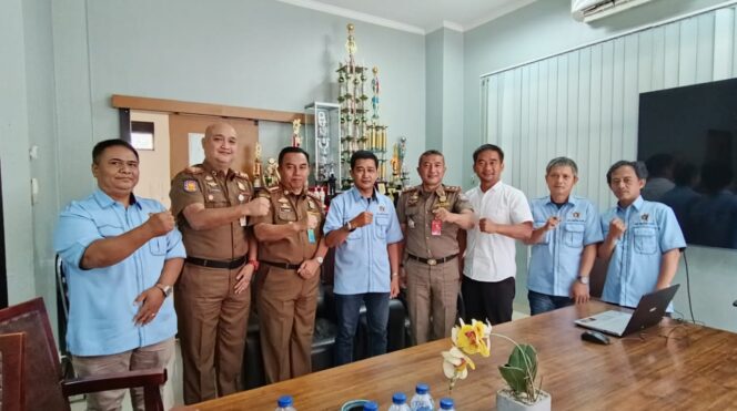 
 Ketua PWI Kota Tangsel, Edy Riyadi, hadir bersama Wakil Ketua Sugiarto serta jajaran pengurus saat Audiensi dengan Satpol PP Kota Tangerang Selatan. Foto: ist