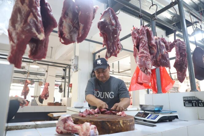 
 Pedagang daging Pasar Anyar, Nanang yang telah berdagang selama 20 tahun. Foto: ist 