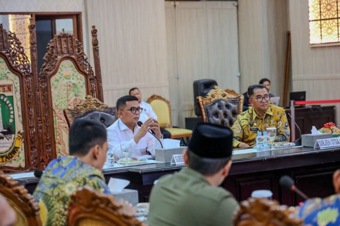 
 Gubernur Banten Andra Soni dan Direktur Jenderal Otonomi Daerah Kemendagri Akmal Malik. Foto: ist