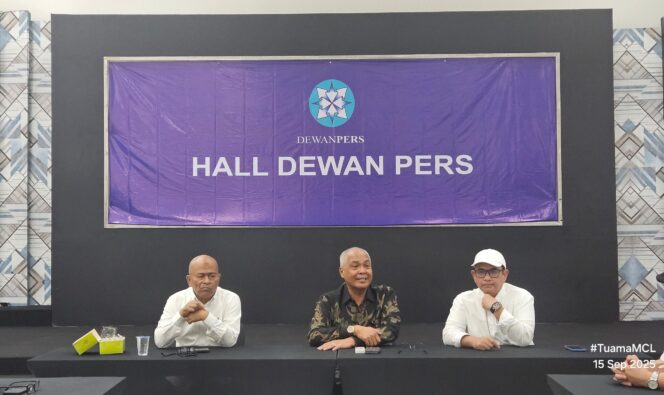 
 Ketua Umum PWI Pusat Akhmad Munir, didampingi Ketua Dewan Kehormatan Atal S. Depari secara resmi mengumumkan susunan pengurus PWI Pusat periode 2025–2030. Foto: Humas PWI