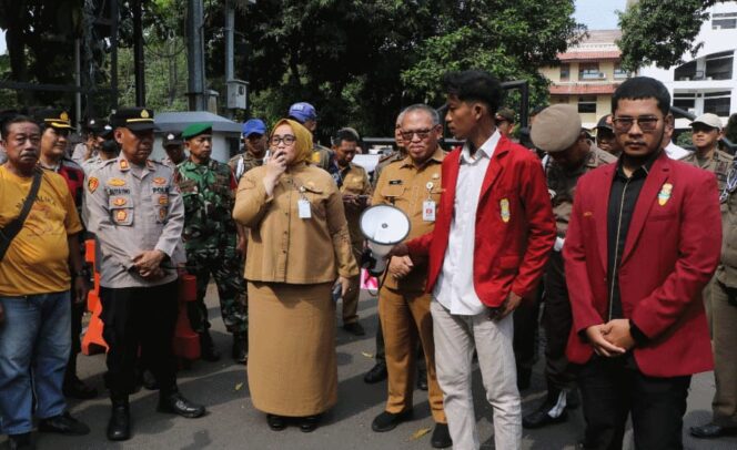 
 Kepala Bagian Hukum Lia Dahlia Saat menemui massa aksi IMM. Foto: Ist