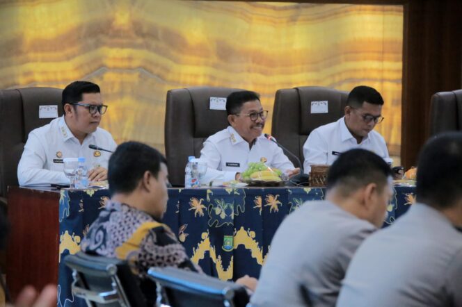 
 Wali Kota Tangerang Sachrudin Dampingi Gubernur Banten Andra Soni saat Rapat Koordinasi Penanganan Gangguan Keselamatan Operasional Penerbangan, Rabu (17/09/2025), di Ruang Akhlakul Karimah, Foto: ist