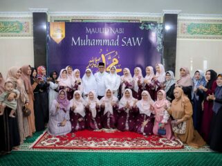 Gubernur Banten Andra Soni saat menghadiri peringatan Maulid Nabi Muhammad SAW di Masjid Baiturrahman, Kompleks Pondok Lakah Permai, Paninggilan, Kecamatan Ciledug, Kota Tangerang. Foto: ist