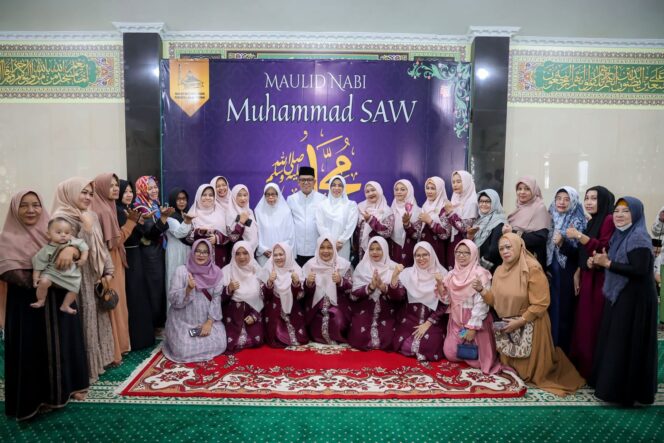 
 Gubernur Banten Andra Soni saat menghadiri peringatan Maulid Nabi Muhammad SAW di Masjid Baiturrahman, Kompleks Pondok Lakah Permai, Paninggilan, Kecamatan Ciledug, Kota Tangerang. Foto: ist