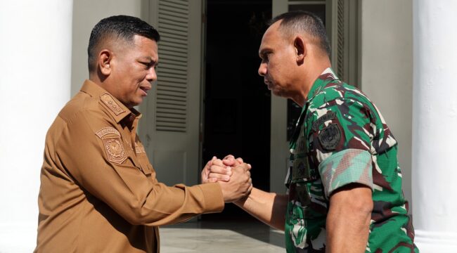 Gubernur Banten Andra Soni saat menerima kunjungan Komandan Korem 064/Maulana Yusuf Brigjen TNI Edi Saputra beserta jajaran di Gedung Negara Provinsi Banten, Jalan Brigjen KH. Syam’un No. 5, Kota Serang. Foto: ist