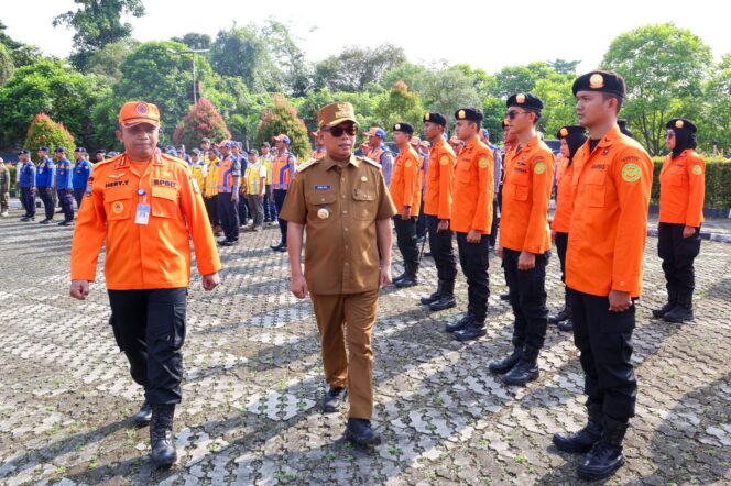 
 Gubernur Banten Andra Soni saat mengikuti Apel Kesiapsiagaan Bencana di Lingkungan Badan Penanggulangan Bencana Daerah (BPBD) Provinsi Banten, Kota Serang. Foto: ist