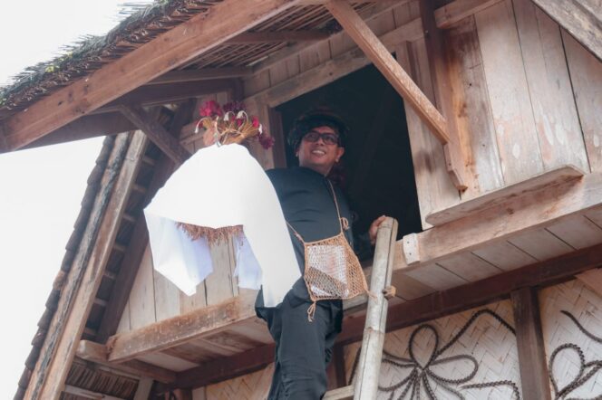 
 Gubernur Banten Andra Soni mengikuti prosesi Ngimahkeun Pare ka Leuit Adat atau proses memasukkan padi ke lumbung pada tradisi adat tahunan Seren Taun Kasepuhan Cisungsang. Foto: ist