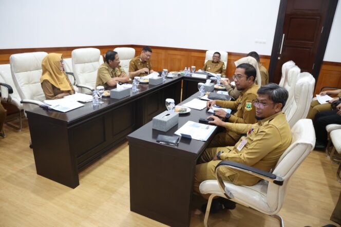 
 Gubernur Andra Soni  saat memimpin Rapat pembahasan persiapan HUT Provinsi Banten Ke-25 bersama Sekretaris Daerah Deden Apriandhi Hartawan dan jajaran. Foto: ist 