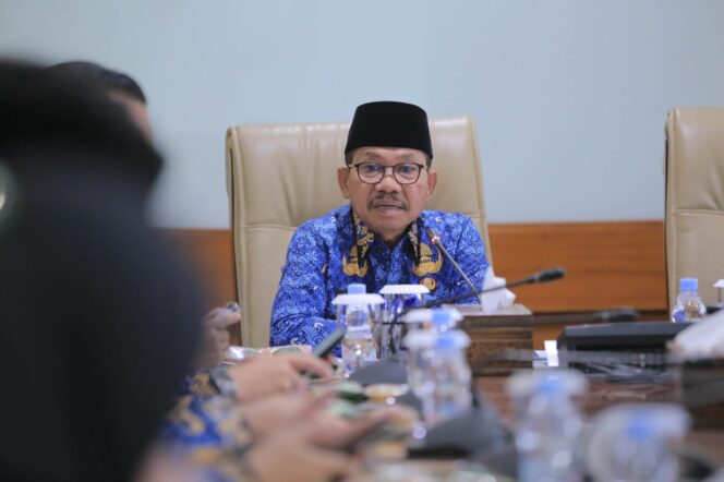 
 Wali Kota Tangerang Sachrudin saat memimpin rapat internal pelayanan perizinan. Foto: ist