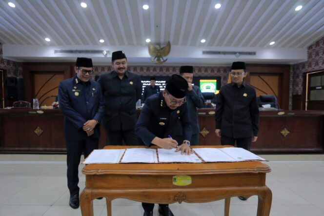 
 Wali Kota Tangerang Sachrudin saat menandatangani Pengesahan KUA PPAS 2026 Disaksikan Wakil Wali Kota dan Pimpinan DPRD Kota Tangerang. Foto: ist
