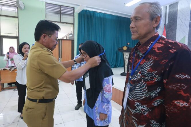 
 Wali Kota Tangerang Sachrudin, saat membuka Pelatihan Kepemimpinan Transformasional dan Pelatihan Perencanaan Berbasis Data bagi kepala sekolah dan guru di lingkungan Pemkot Tangerang yang dilaksanakan di daerah Depok. Foto: ist