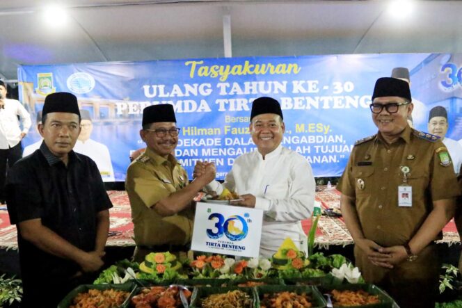 
 Wali Kota Tangerang H. Sachrudin bersama Wakil Wali Kota H. Maryono Hasan menghadiri peringatan HUT ke-30 Perumda Tirta Benteng. Foto: ist
