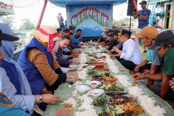 
 Suasana Penuh Keakraban saat Gubernur Banten Andra Soni Ngeliwet Bareng Para Nelayan Kronjo Kabupaten Tangerang. Foto: ist