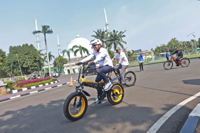 
 Wali Kota Tangerang Sachrudin saat monitoring kegiatan Jum'at Bersih mengunakan sepeda. Foto: ist