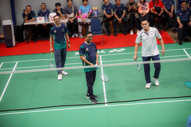 
 Gubernur Banten Andra Soni saat membuka Kejuaraan Bulutangkis Antar Pelajar Piala Gubernur Banten dalam rangka HUT ke-25 Provinsi Banten di Hall Chandra Wijaya International Badminton Center, Serpong, Kota Tangerang Selatan. Foto: ist