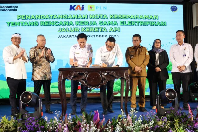 
 Gubernur Banten Andra Soni usai menghadiri Penandatanganan Nota Kesepahaman tentang Rencana Kerja Sama Elektrifikasi Jalur Kereta Api di Jakarta Railway Center, Jalan Ir Juanda 1B No. 8, Gambir, Jakarta. Foto: ist
